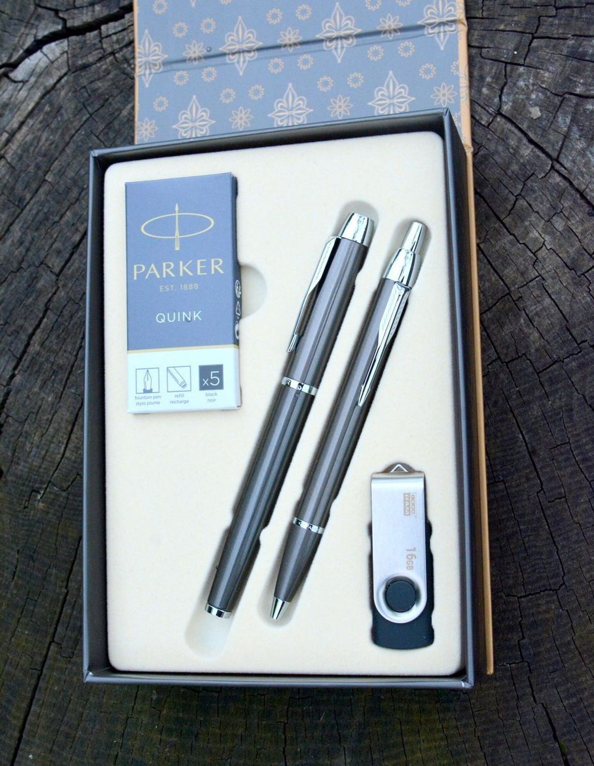 Zestaw Parker IM DUO Pióro Parker Długopis Parker z Nabojami Parker i pamięcią USB 16 GB IM DUO+USB NABOJE SREBRNY. Zestaw Parker IM Duo z pudełkiem naboi Parker. Zestaw prezentowy pióro, długopis oraz USB. Idealny zestaw na prezent (1).jpg